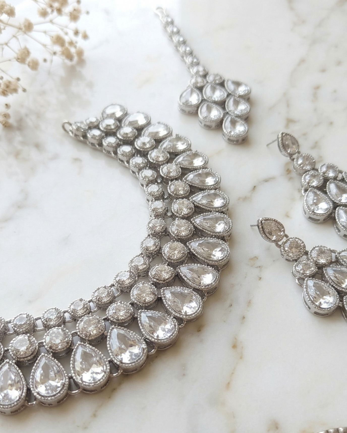 Silver Aura Kundan Necklace Set with Earrings & Maang Tikka
