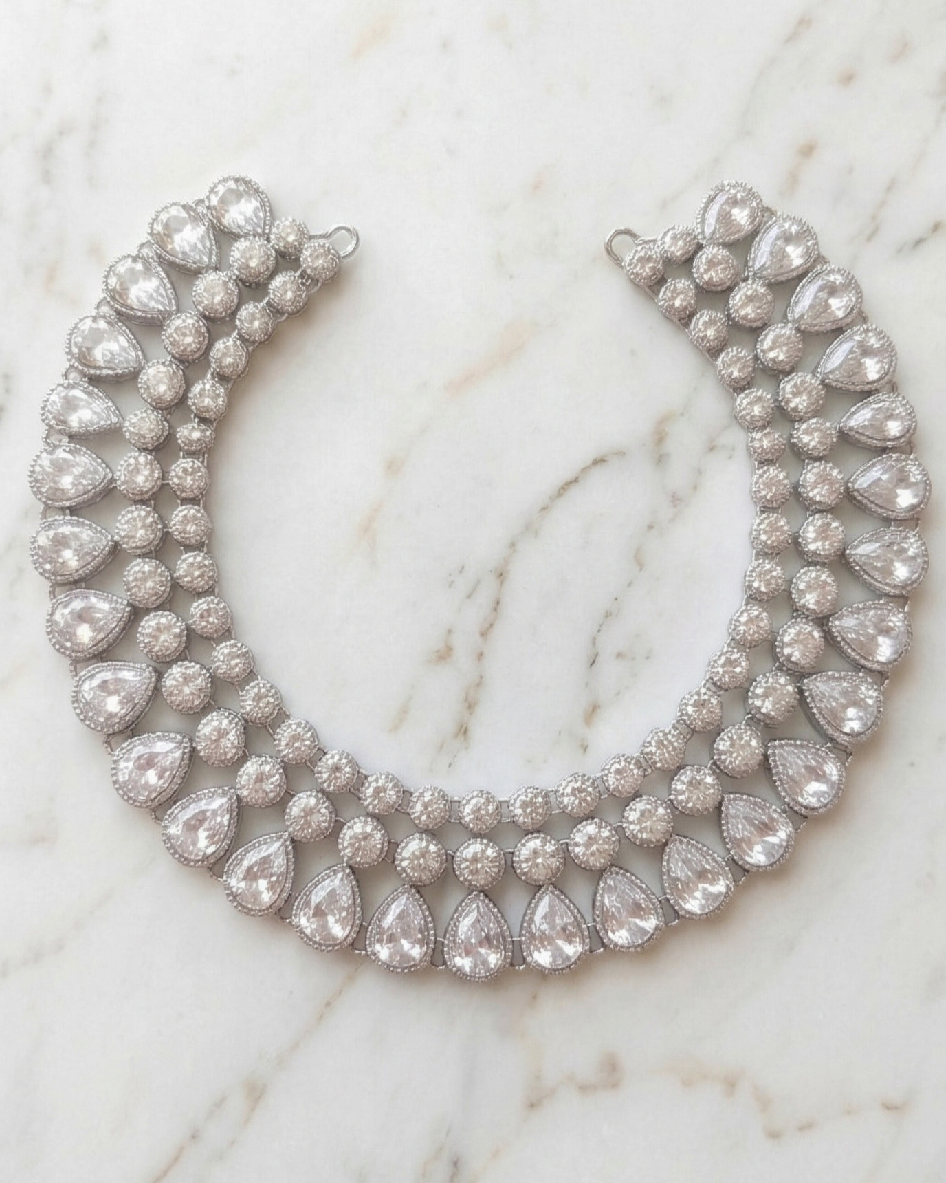 Silver Aura Kundan Necklace Set with Earrings & Maang Tikka