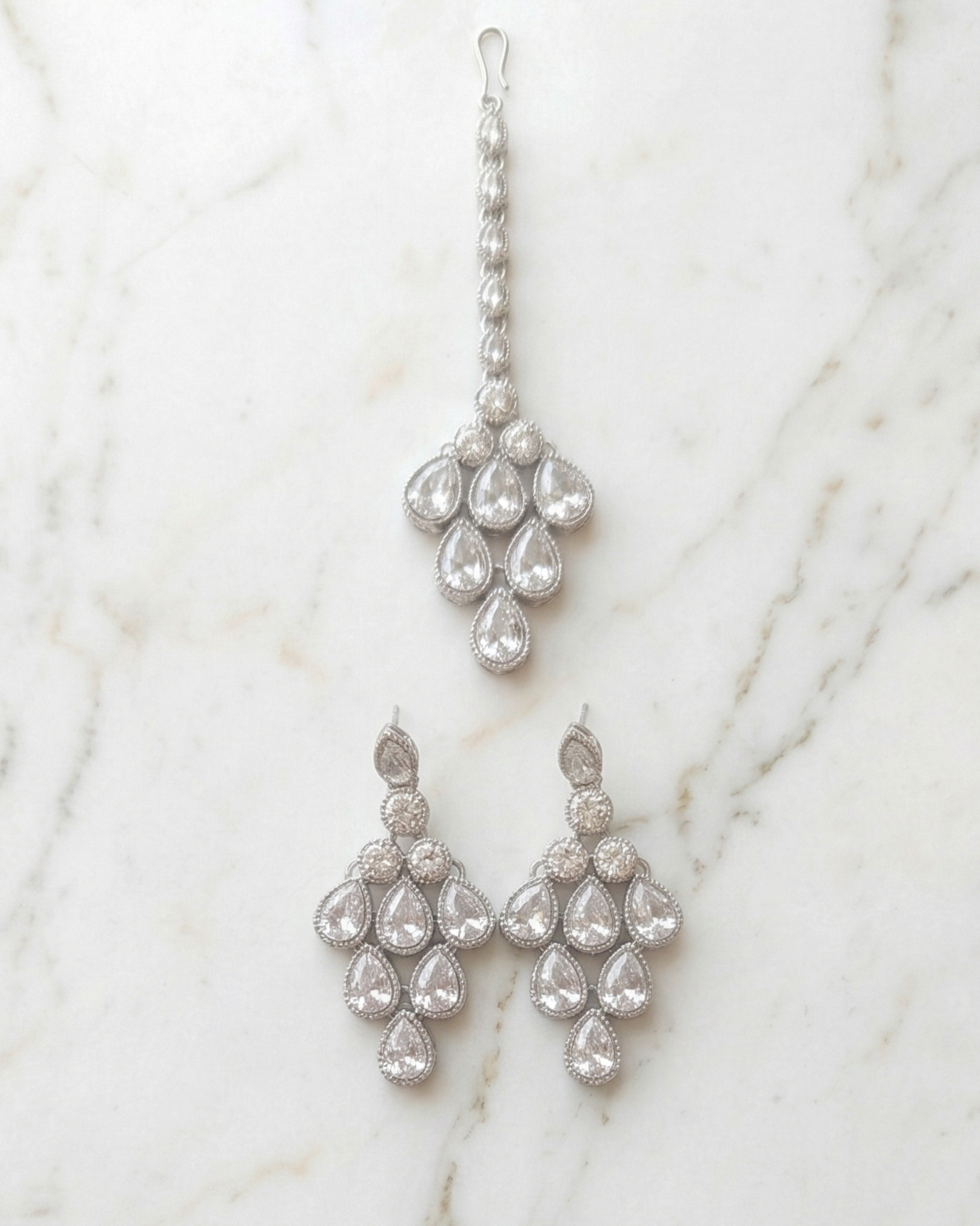 Silver Aura Kundan Necklace Set with Earrings & Maang Tikka